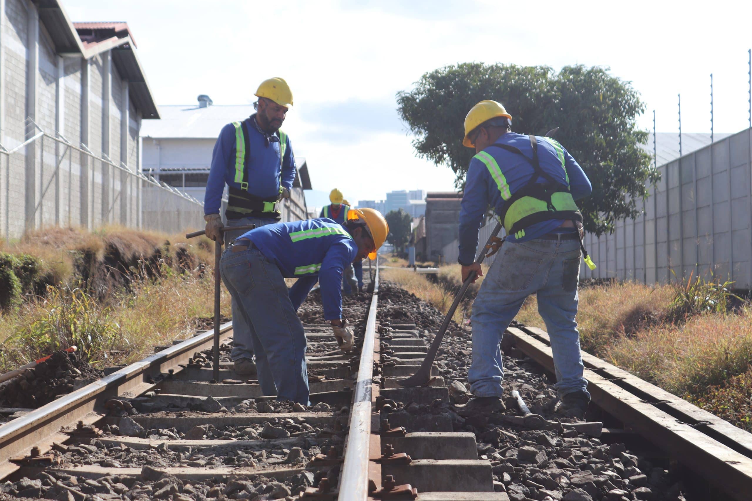 Vía férrea en Pavas recibe mantenimiento