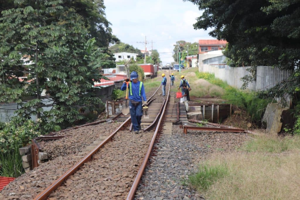 Distintos puntos en la vía férrea en Heredia reciben mantenimiento